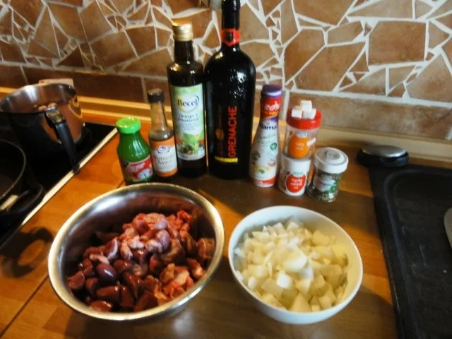 Rezept: Hühnermägen und Herzen in einer Rotwein-Sahnesoße Hühnermägen und Herzen in einer Rotwein-Sahnesoße - Rezept