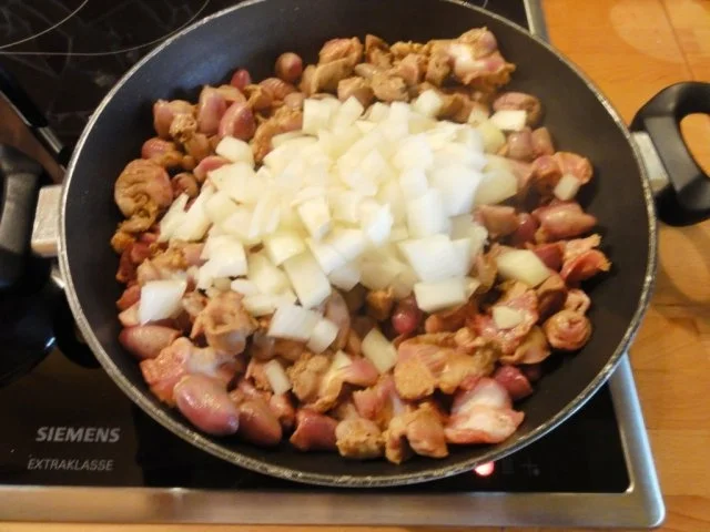 Rezept: Hühnermägen und Herzen in einer Rotwein-Sahnesoße Bild Nr. 2 Hühnermägen und Herzen in einer Rotwein-Sahnesoße - Rezept - Bild Nr. 2