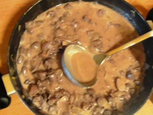 Rezept: Hühnermägen und Herzen in einer Rotwein-Sahnesoße Bild Nr. 3 Hühnermägen und Herzen in einer Rotwein-Sahnesoße - Rezept - Bild Nr. 3