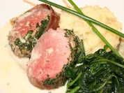 Schweinefilet im Kräuter-Parmamantel auf Meerrettichsoße mit Pastinakenpüree - Rezept