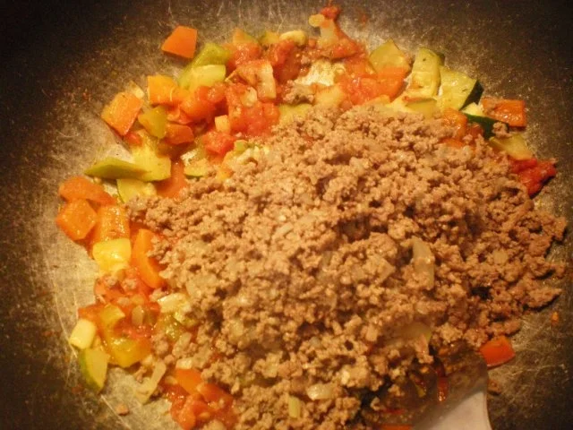 Rezept: Ratatouille mit gebratenem Tatar dazu Spirelli-Nudeln Bild Nr. 7 Ratatouille mit gebratenem Tatar dazu Spirelli-Nudeln - Rezept - Bild Nr. 7