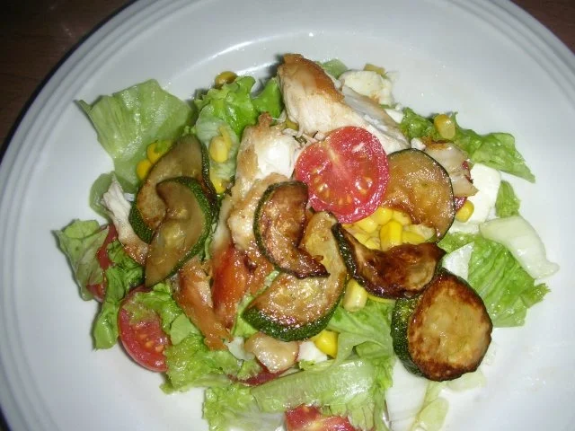 Rezept: bunter Sommersalat mit Putenbrust-Streifen bunter Sommersalat mit Putenbrust-Streifen - Rezept