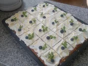 Heidelbeerkuchen vom Blech mit Eierlikör und Sahne - Rezept