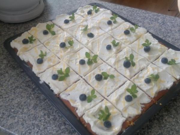 Heidelbeerkuchen vom Blech mit Eierlikör und Sahne - Rezept - kochbar.de