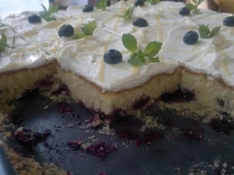 Heidelbeerkuchen vom Blech mit Eierlikör und Sahne - Rezept - Bild Nr. 2