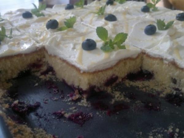 Heidelbeerkuchen vom Blech mit Eierlikör und Sahne - Rezept - kochbar.de