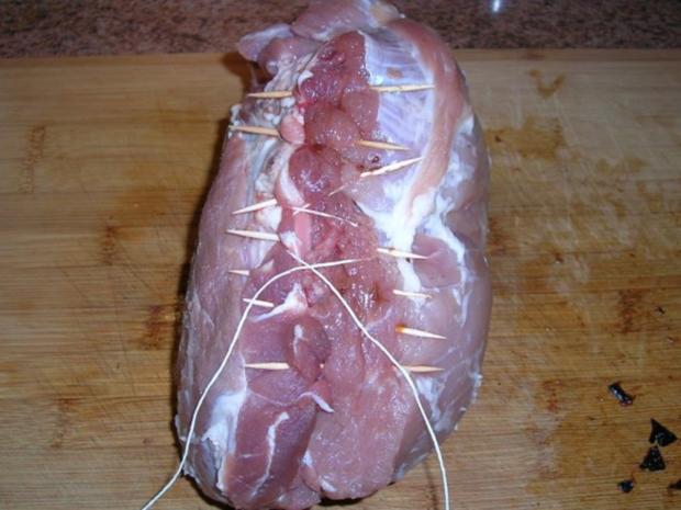 Pflaumenbraten aus dem Ofen mit Pflaumenchutney und Schupfnudeln