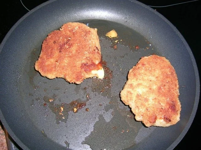 Rezept: Cordon bleu (ganz klassisch) mit Erbsen und Pommes Bild Nr. 3 Cordon bleu (ganz klassisch) mit Erbsen und Pommes - Rezept - Bild Nr. 3