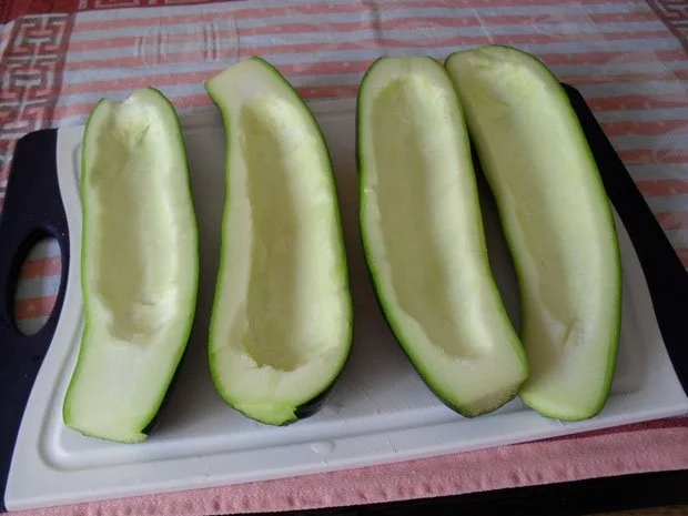 Zucchini mit Champignon-Toastbrot-Schinkenfüllung im Kräuter-Rahmsößle - Rezept - Bild Nr. 2