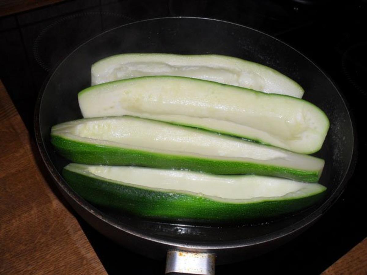 Zucchini mit Champignon-Toastbrot-Schinkenfüllung im Kräuter-Rahmsößle - Rezept - Bild Nr. 3