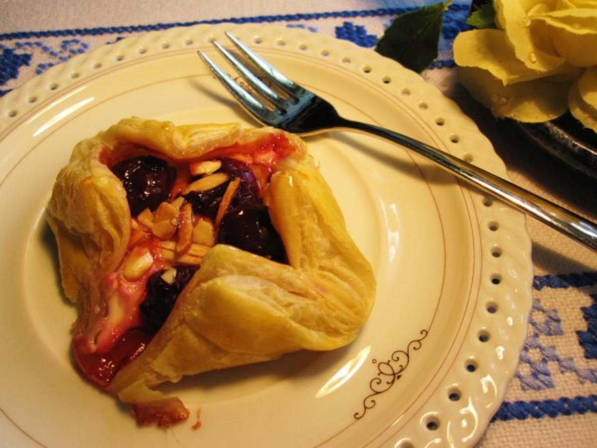 Blätterteig mit Kirschen drin - einfach - von mimi