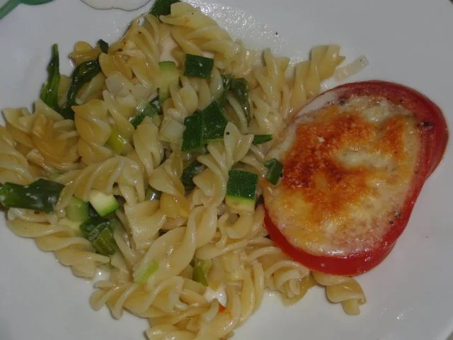 Rezept: Vegetarisch : Nudelauflauf mit Rucola, Zucchini, Tomate und Mozarella Vegetarisch : Nudelauflauf mit Rucola, Zucchini, Tomate und Mozarella - Rezept
