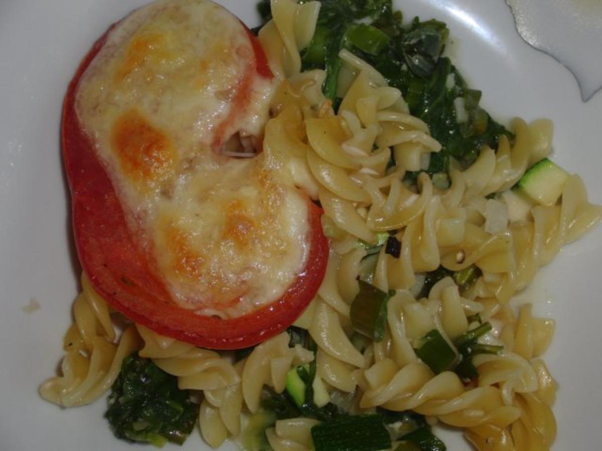 Vegetarisch : Nudelauflauf mit Rucola, Zucchini, Tomate und Mozarella - Rezept - Bild Nr. 4