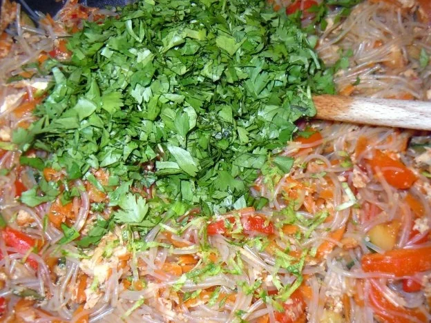 Rezept: Glasnudel-Gemüse-Pfanne mit scharfen Crevetten Bild Nr. 8 Glasnudel-Gemüse-Pfanne mit scharfen Crevetten - Rezept - Bild Nr. 8