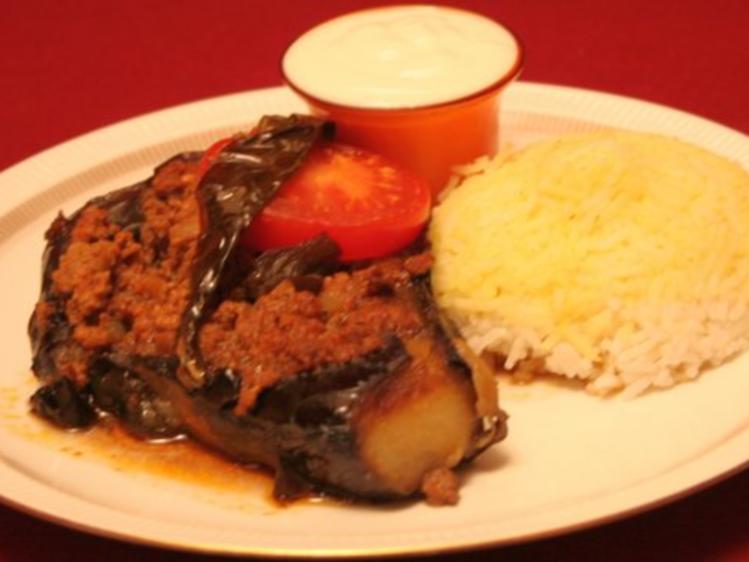 Mit Hackfleisch gefüllte Aubergine, dazu Reis mit Safranhäubchen ...