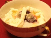 Rezept: Gefüllter Apfel in Rum-Gelee mit Sahnehäubchen Gefüllter Apfel in Rum-Gelee mit Sahnehäubchen - Rezept