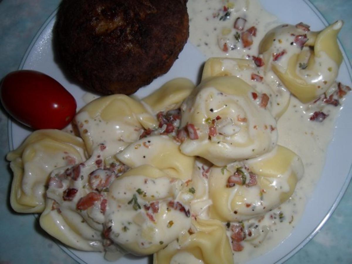 Tortellini mit sahniger Speck-Sauce; pikant - Rezept