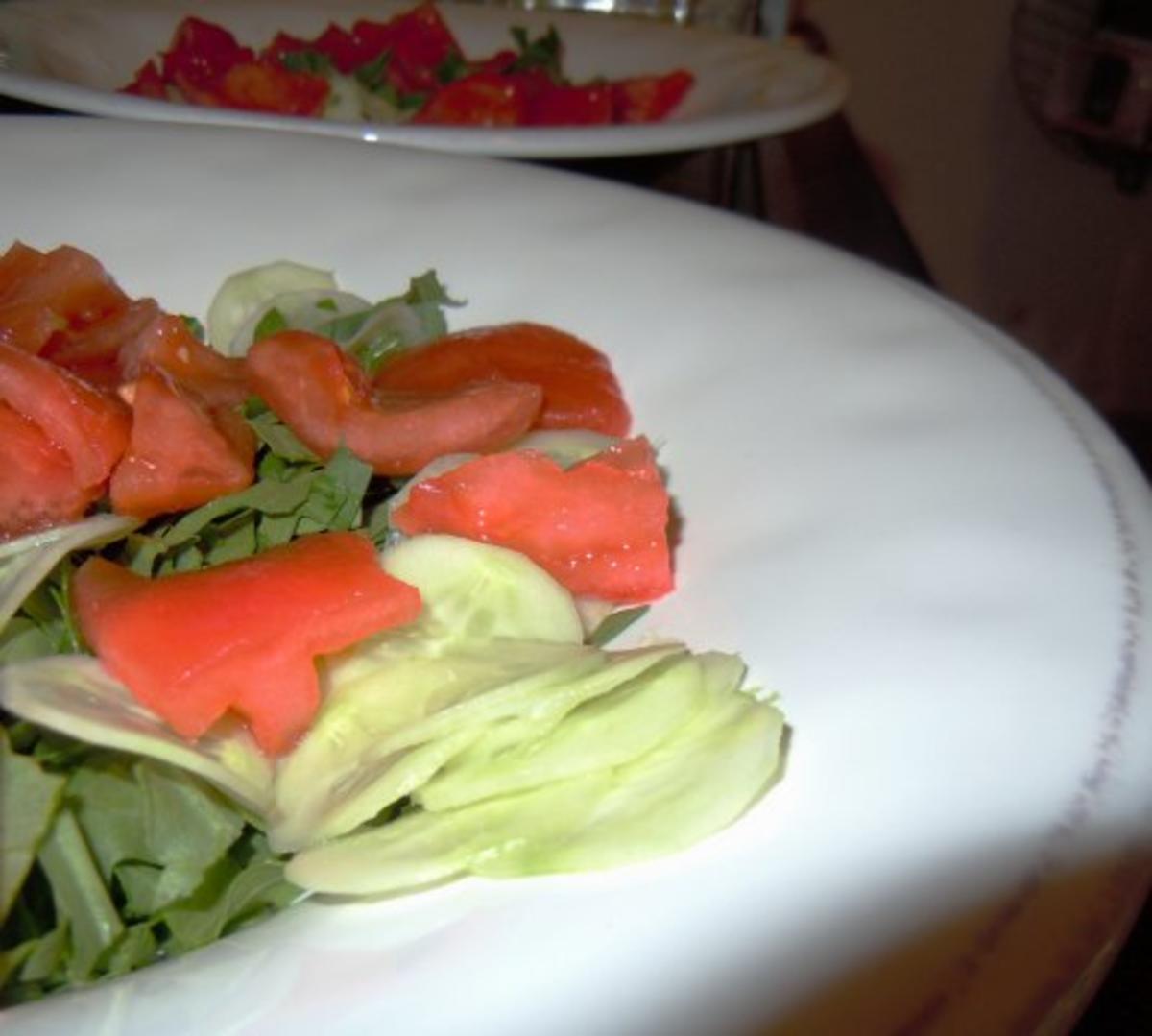 Rinderhack im Speckmantel auf Salat mit Melonendressing - Rezept - Bild Nr. 2