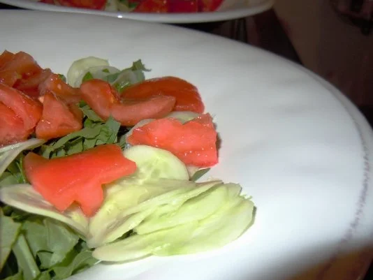 Rinderhack im Speckmantel auf Salat mit Melonendressing - Rezept - Bild Nr. 2