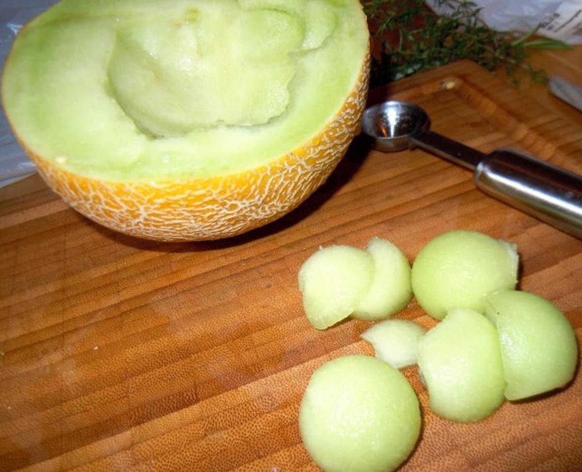 Rinderhack im Speckmantel auf Salat mit Melonendressing - Rezept - Bild Nr. 3