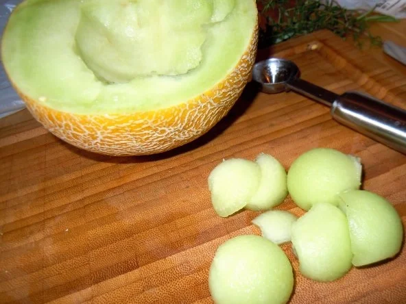 Rinderhack im Speckmantel auf Salat mit Melonendressing - Rezept - Bild Nr. 3