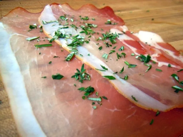 Rinderhack im Speckmantel auf Salat mit Melonendressing - Rezept - Bild Nr. 4