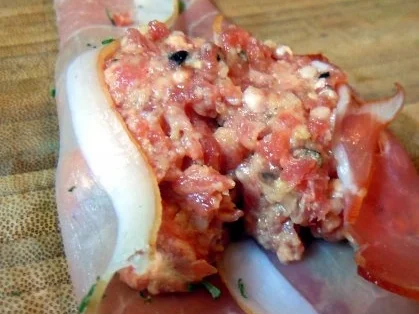 Rinderhack im Speckmantel auf Salat mit Melonendressing - Rezept - Bild Nr. 5