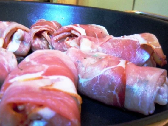 Rinderhack im Speckmantel auf Salat mit Melonendressing - Rezept - Bild Nr. 6