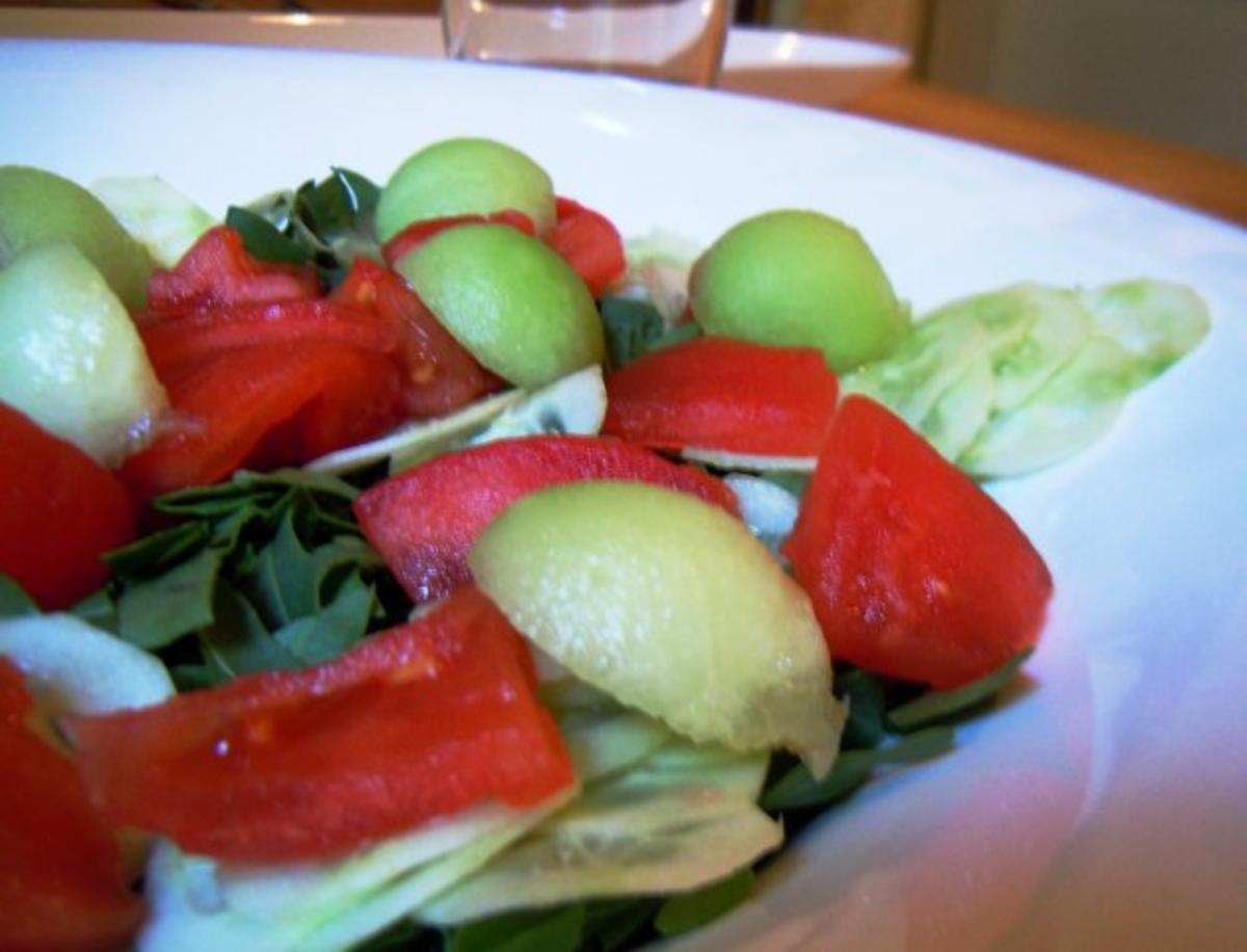 Rinderhack im Speckmantel auf Salat mit Melonendressing - Rezept - Bild Nr. 8