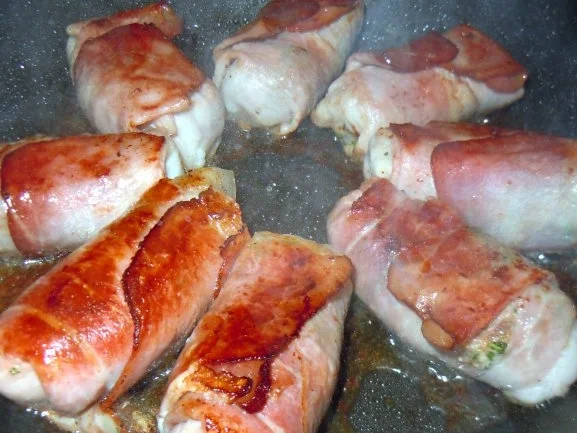 Rinderhack im Speckmantel auf Salat mit Melonendressing - Rezept - Bild Nr. 9