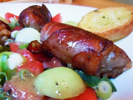 Rinderhack im Speckmantel auf Salat mit Melonendressing - Rezept