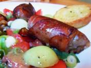 Rinderhack im Speckmantel auf Salat mit Melonendressing - Rezept