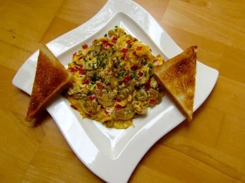 Rührei mit Champignons und Salami - Rezept