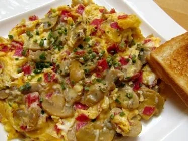 Rührei mit Champignons und Salami - Rezept - Bild Nr. 2