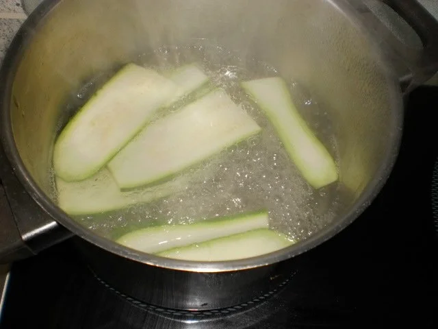 Rezept: Puten-Zuccini-Röllchen mit Spinat Bild Nr. 5 Puten-Zuccini-Röllchen mit Spinat - Rezept - Bild Nr. 5