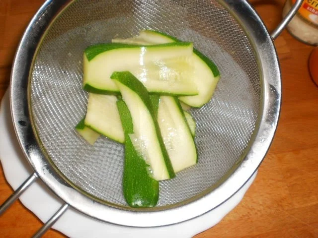 Rezept: Puten-Zuccini-Röllchen mit Spinat Bild Nr. 6 Puten-Zuccini-Röllchen mit Spinat - Rezept - Bild Nr. 6