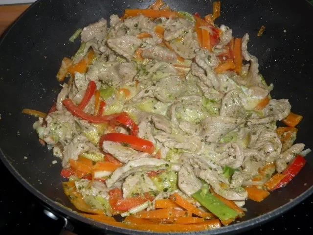 Wok - Schweine- / Gemüsegeschnetzeltes in Bärlauchpestosoße - Rezept - Bild Nr. 2