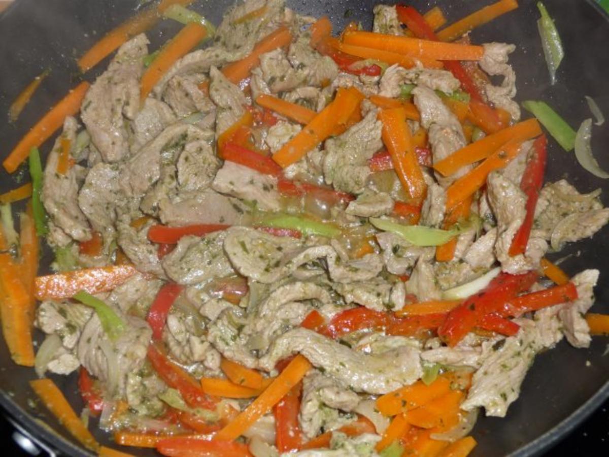 Wok - Schweine- / Gemüsegeschnetzeltes in Bärlauchpestosoße - Rezept - Bild Nr. 3