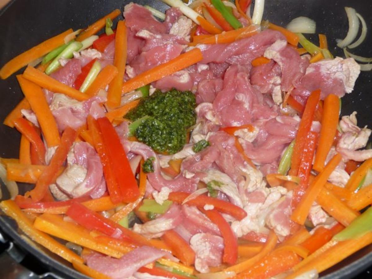 Wok - Schweine- / Gemüsegeschnetzeltes in Bärlauchpestosoße - Rezept - Bild Nr. 4