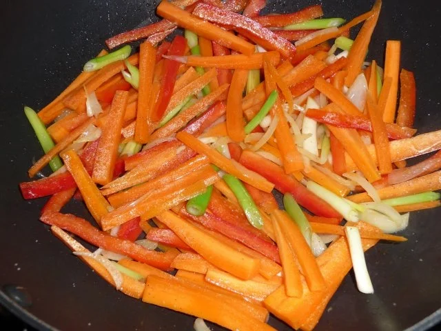 Wok - Schweine- / Gemüsegeschnetzeltes in Bärlauchpestosoße - Rezept - Bild Nr. 6