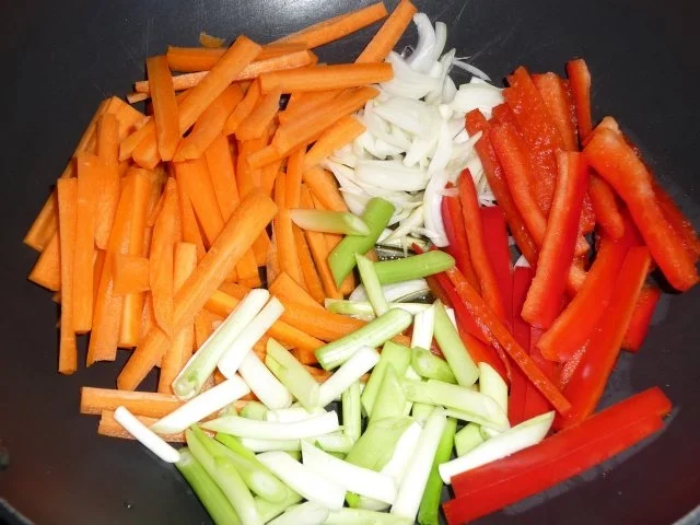 Wok - Schweine- / Gemüsegeschnetzeltes in Bärlauchpestosoße - Rezept - Bild Nr. 7