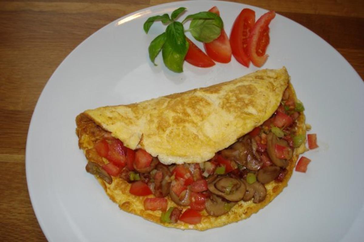 Gefülltes Omelett mit Lauchzwiebel, Champignons, Tomaten und Speck - Rezept