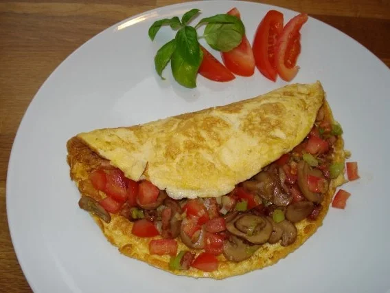 Rezept: Gefülltes Omelett mit Lauchzwiebel, Champignons, Tomaten und Speck Gefülltes Omelett mit Lauchzwiebel, Champignons, Tomaten und Speck - Rezept