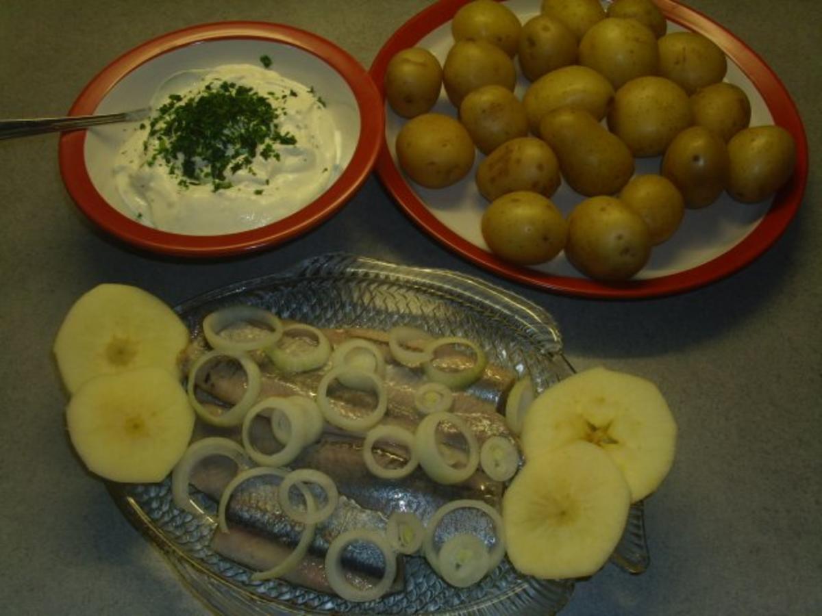 Pellkartoffeln mit Matjesfilet und Kräuterquark - Rezept - kochbar.de