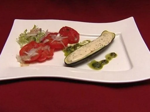 Gefüllte Zucchini mit Ziegenfrischkäse gratiniert, dazu buntes Salatbouquet - Rezept