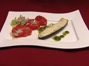 Gefüllte Zucchini mit Ziegenfrischkäse gratiniert, dazu buntes Salatbouquet - Rezept