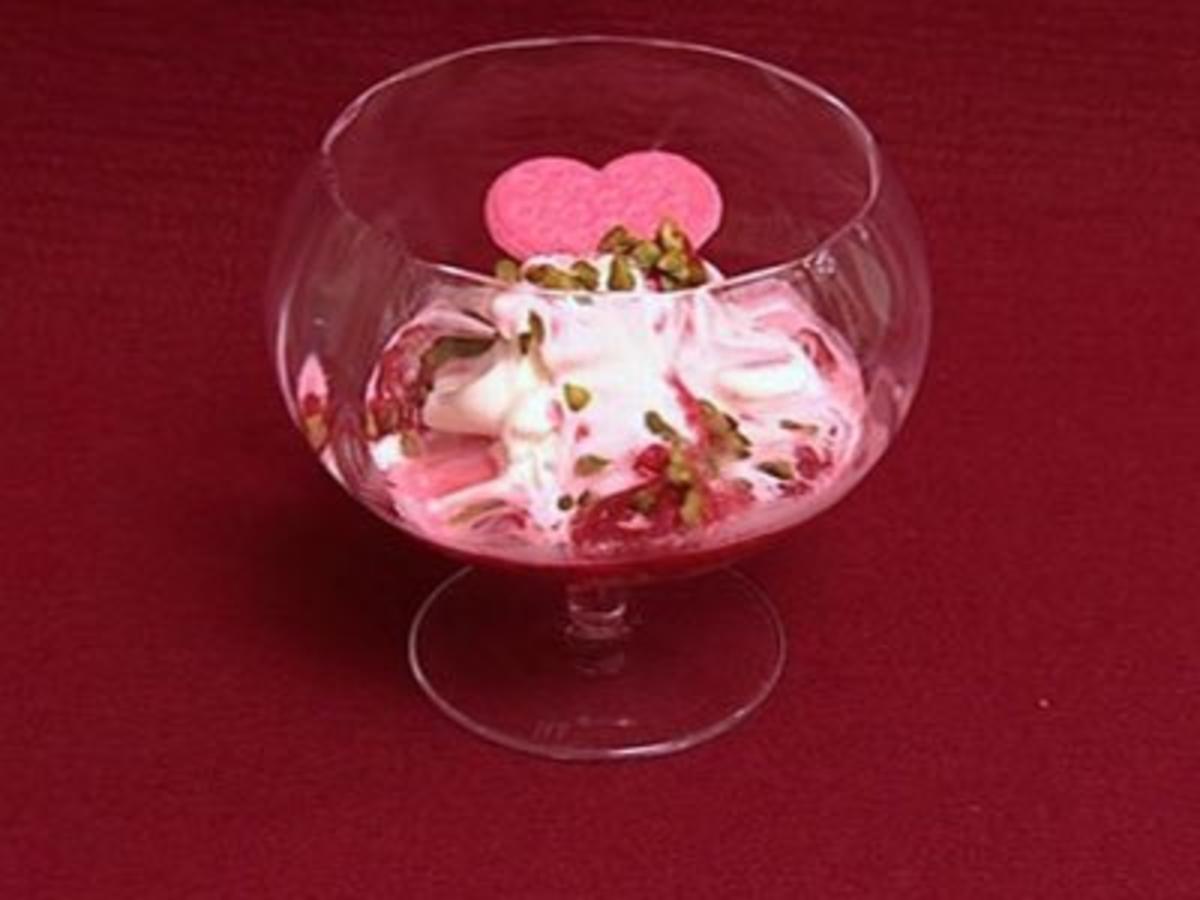 Cremiges Joghurteis mit heißen Himbeeren (Roger Rankel) - Rezept