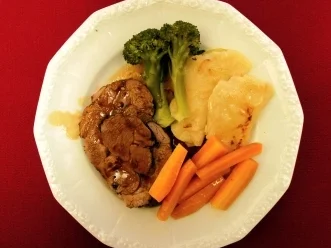 Lammkeule mit Pyrogies, Mohrrüben und Brokkoli (Anna Maria Kaufmann) - Rezept