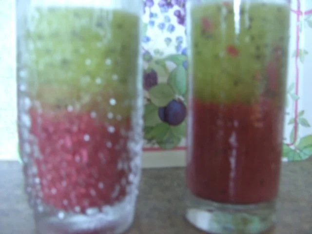 Rezept: Getränk o.A.: Kiwi - Beeren - Schicht - Smoothie Getränk o.A.: Kiwi - Beeren - Schicht - Smoothie - Rezept