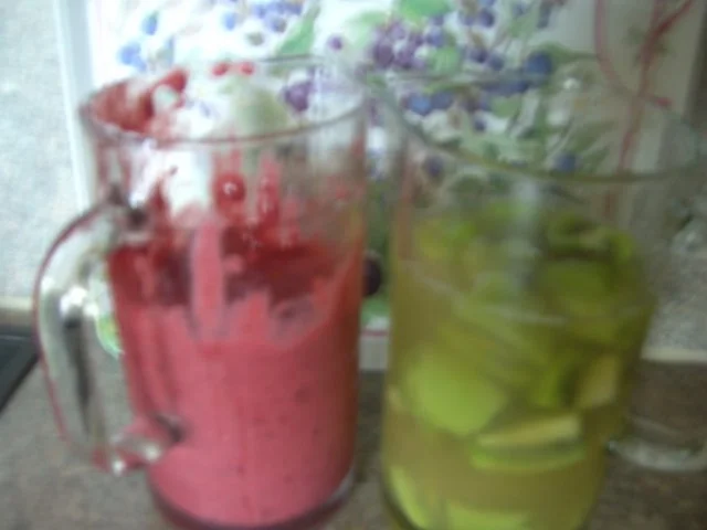 Rezept: Getränk o.A.: Kiwi - Beeren - Schicht - Smoothie Bild Nr. 6 Getränk o.A.: Kiwi - Beeren - Schicht - Smoothie - Rezept - Bild Nr. 6